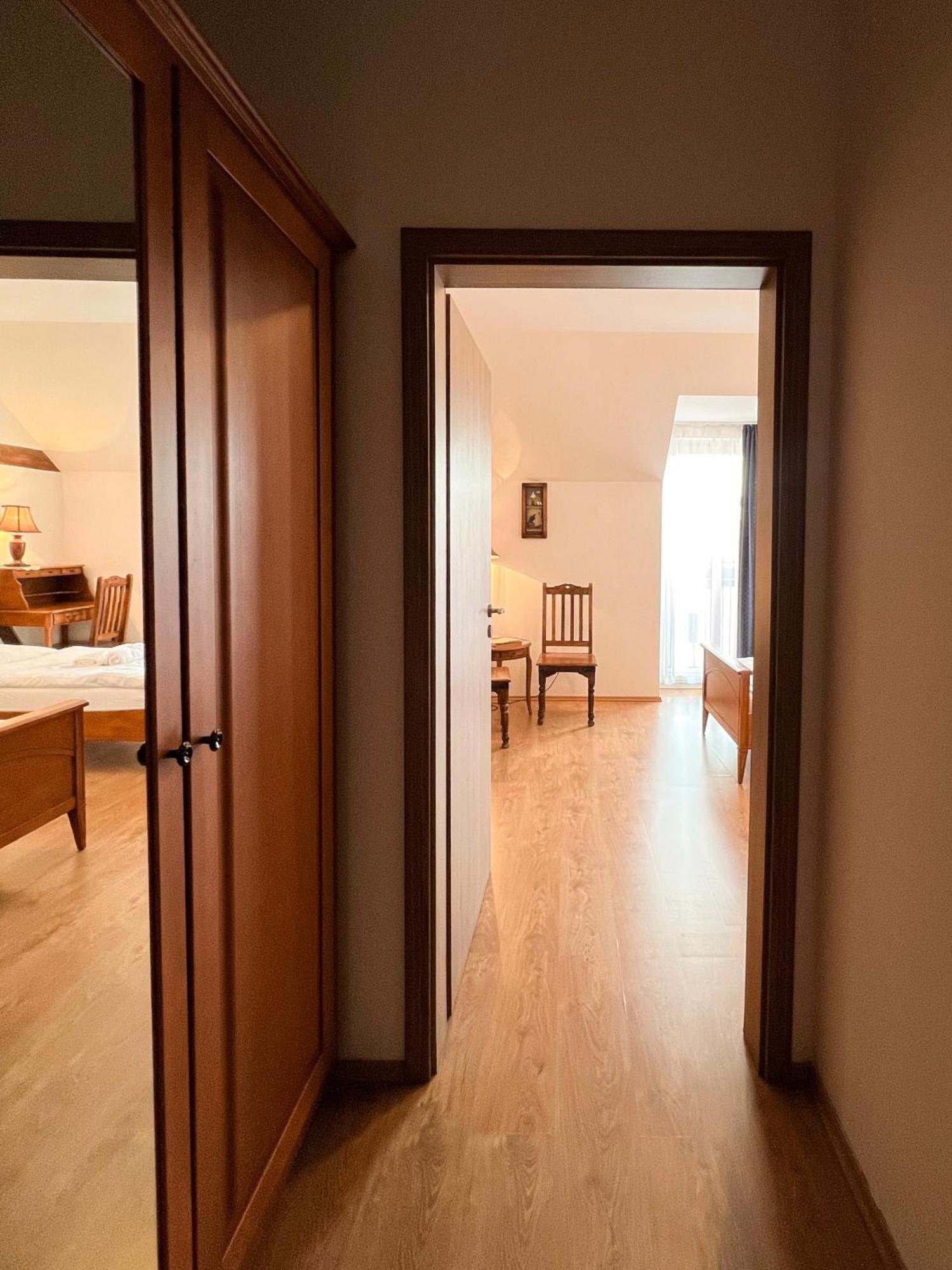 Hotel Lony Mochov Kültér fotó