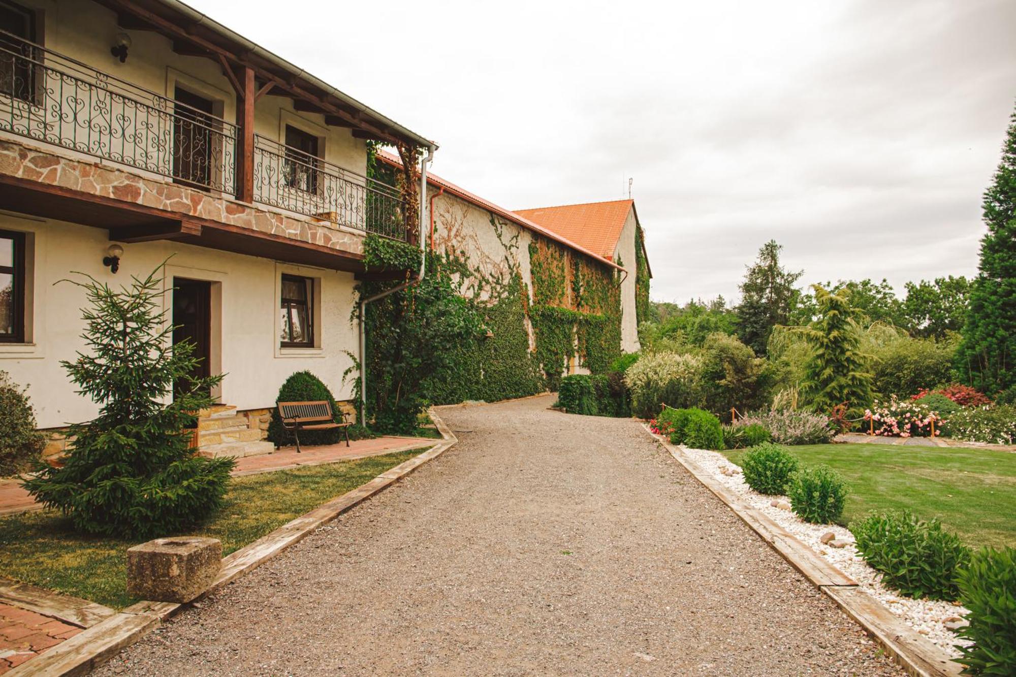 Hotel Lony Mochov Kültér fotó